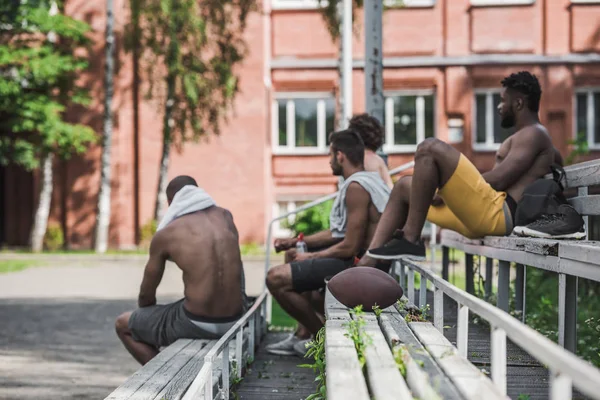 Deportistas guapos descansando — Foto de stock gratis