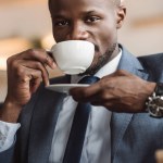 Africano americano empresário beber café