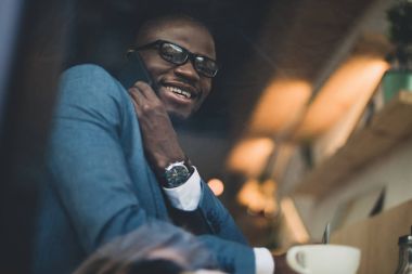 Akıllı telefon kullanan iş adamı