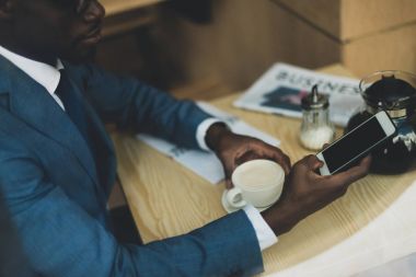 Akıllı telefon kullanan iş adamı