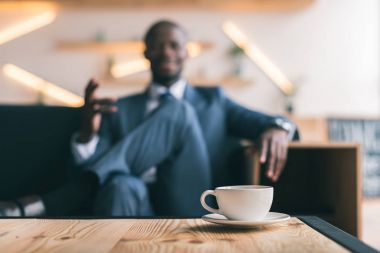 kahve ile Afrika kökenli Amerikalı iş adamı