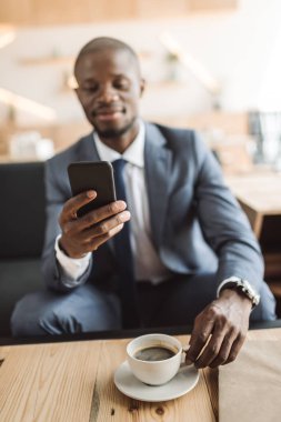 Kafede Smartphone kullanarak iş adamı 