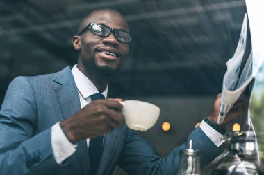 işadamı okuma gazete Café