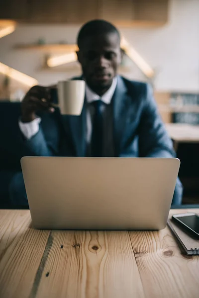 Uomo d'affari che lavora con il computer portatile in caffè — Foto Stock