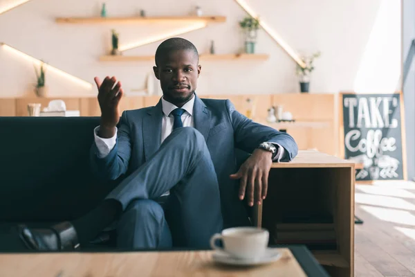 Empresário afro-americano com café — Fotografia de Stock