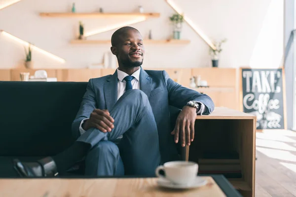 Αφρικανικός Αμερικανός επιχειρηματίας με καφέ — Φωτογραφία Αρχείου