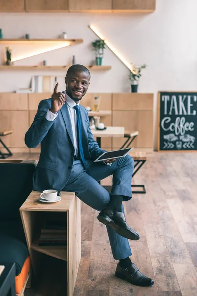 Επιχειρηματίας χρησιμοποιώντας ψηφιακή δισκίο σε καφέ — Φωτογραφία Αρχείου