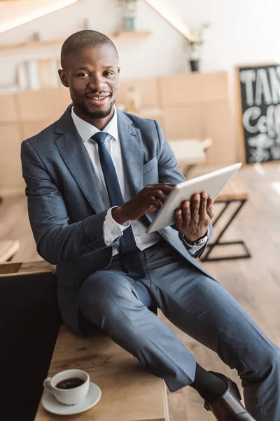 Empresario usando tableta digital en la cafetería — Foto de Stock