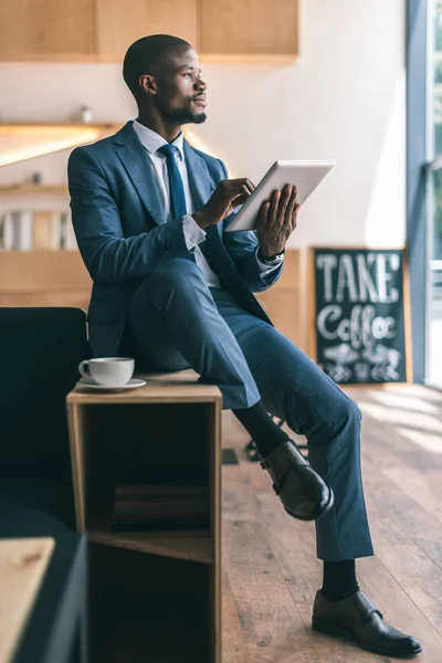 Afrikanischer amerikanischer Geschäftsmann mit Tablet — Stockfoto