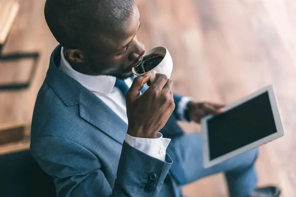 Afrikanischer amerikanischer Geschäftsmann trinkt Kaffee — Stockfoto