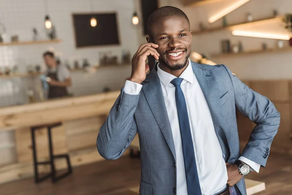 Empresário falando em Smartphone — Fotografia de Stock