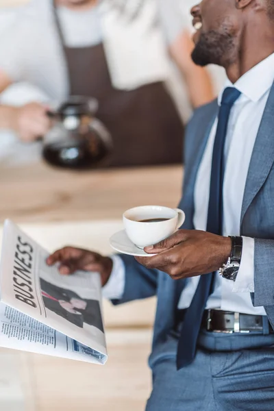 Uomo d'affari con caffè leggendo giornale — Foto Stock