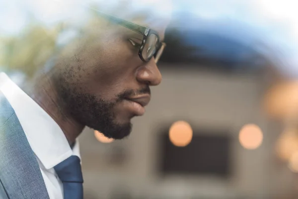 Симпатичный афроамериканский бизнесмен — стоковое фото