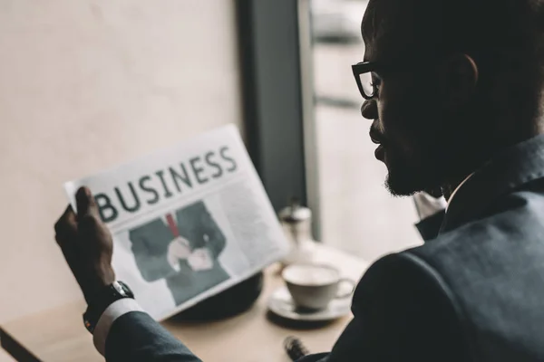 Businessman reading newspaper — Stock Photo, Image