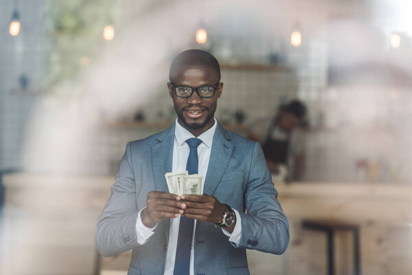 Африканский американский бизнесмен с деньгами
