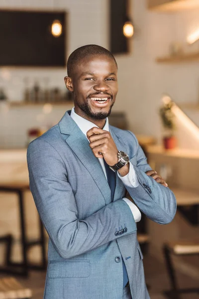 Улыбающийся афроамериканский бизнесмен — стоковое фото