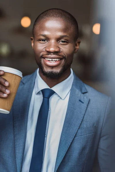 Empresário com copo de café descartável — Fotografia de Stock