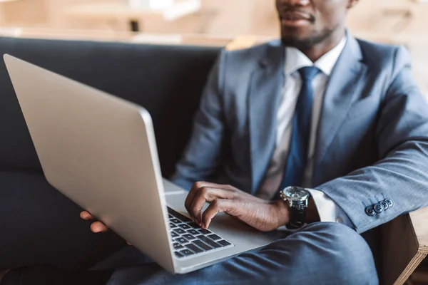 Uomo d'affari con computer portatile in caffè — Foto Stock