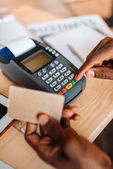 Číšník dělá platby kreditní kartou