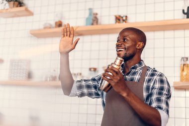 gülümseyen Afro-Amerikan barmen 