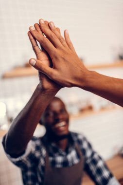 barista highfive istemciye vererek