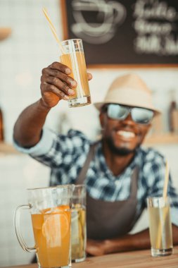 Barmen holding cam limonata