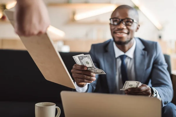 Businessman paying with cash  in cafe — Stock Photo, Image