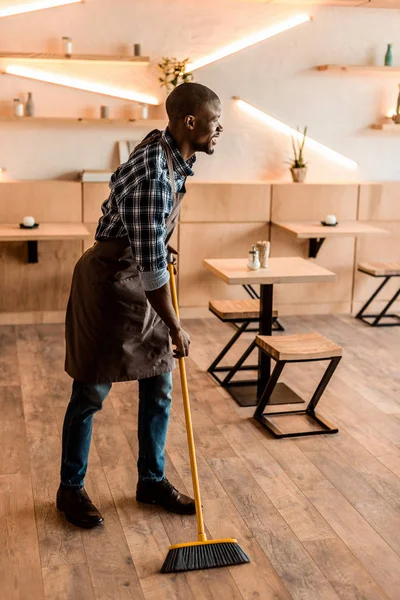 Man brooming i kafé — Gratis stockfoto