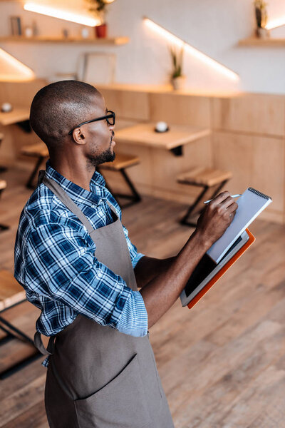 Официант на месте.
 