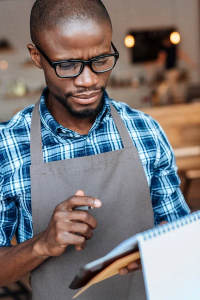 Afroamerikanska servitören att ta order — Stockfoto