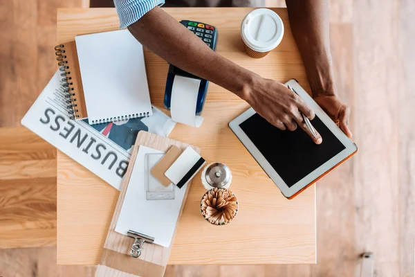 Man working with payments and tablet — Stock Photo, Image