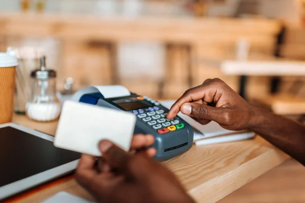 Garçom fazendo pagamento com cartão de crédito — Fotografia de Stock