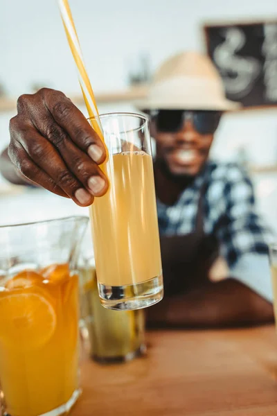 Barkeeper hält Glas Limonade — Stockfoto