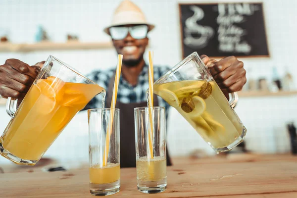 Bartender pouring lemonades — Stock Photo, Image