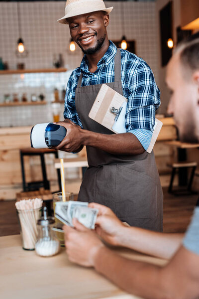 официант принимает наличные
  