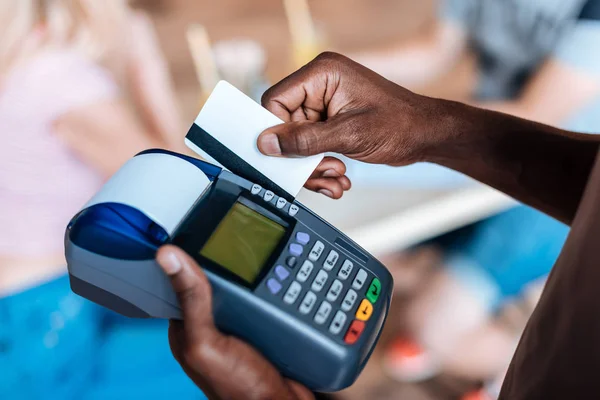 Официант производит оплату кредитной картой — стоковое фото