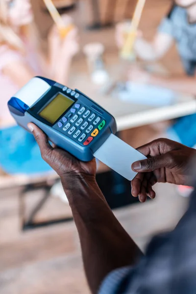Официант производит оплату кредитной картой — стоковое фото