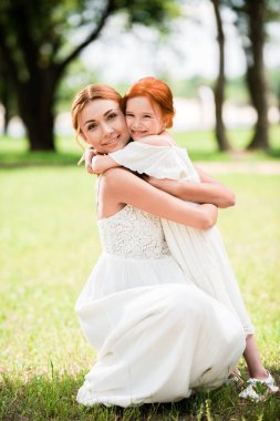 Anne ve kızı Park'ta sarılma