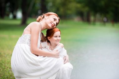 Anne ve kızı Park'ta sarılma