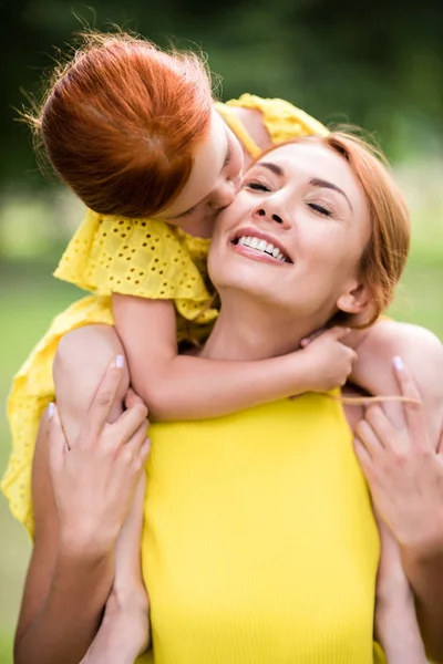 Matka a dcera objímat v parku — Stock fotografie