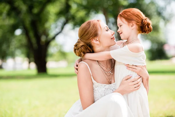 Madre e hija abrazándose en el parque — Foto de Stock