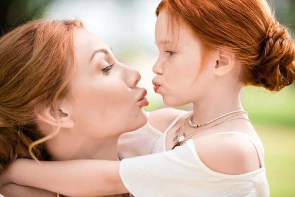 Мати і дочка здатні цілуватися — стокове фото