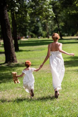 Anne ve kızı Park'ta yürüyüş