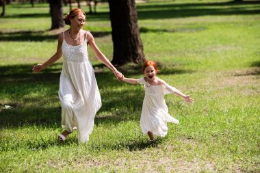 Anne ve kızı Park'ta yürüyüş