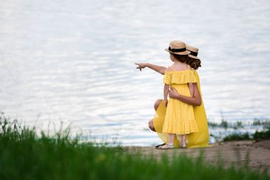 Anne ve kızı, riverside