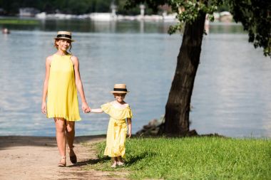 Anne ve kızı riverside adlı yürüyüş