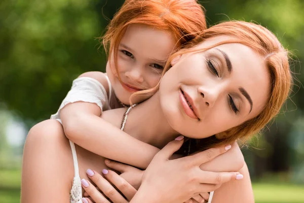 Madre e figlia che si abbracciano al parco — Foto Stock