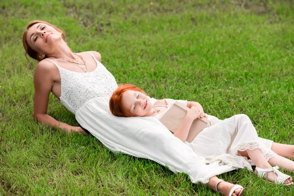 Mère et fille avec livre au parc — Photo