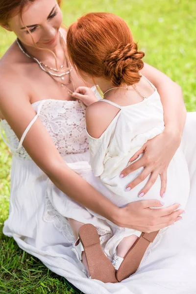 Matka a dcera objímat v parku — Stock fotografie