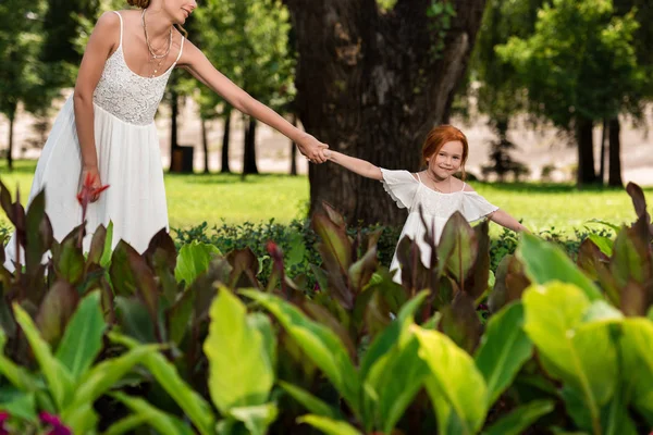 Moeder en dochter hand in hand op park — Gratis stockfoto